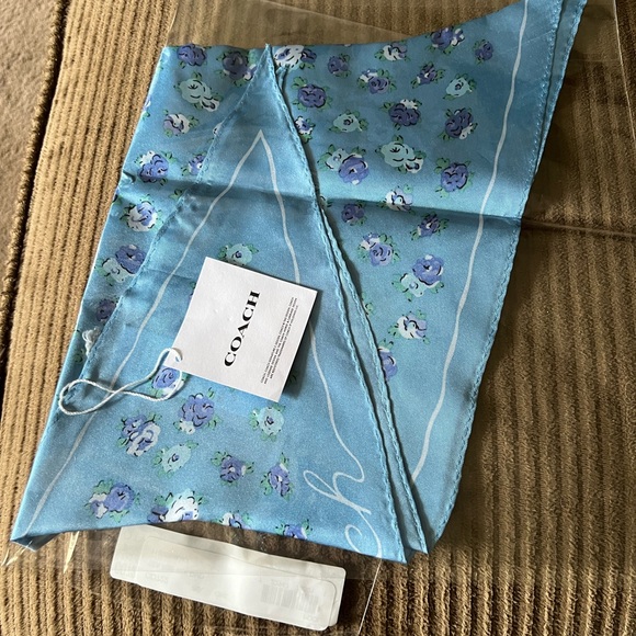 Coach Tea Rose Print Silk Diamond Scarf nwt in packaging - Picture 8 of 8